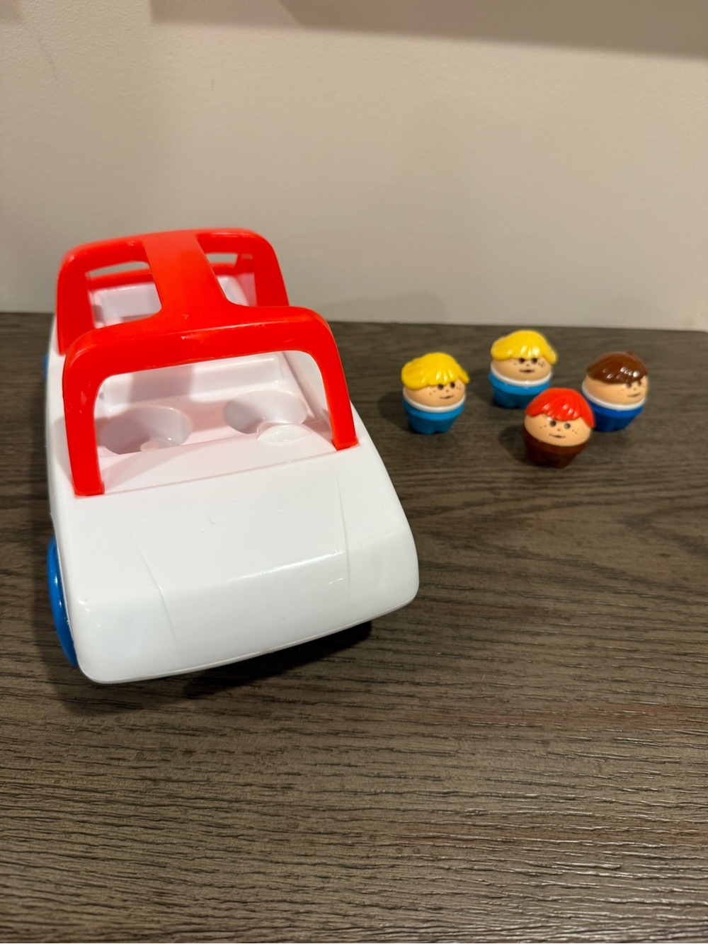 Vintage 1980s Little Tikes Toddle Tots Family Car with 4 Figures
